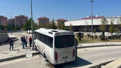 Burdur'da otobüs terminalinin araç giriş yoluna düşen yolcu midibüsündeki 15