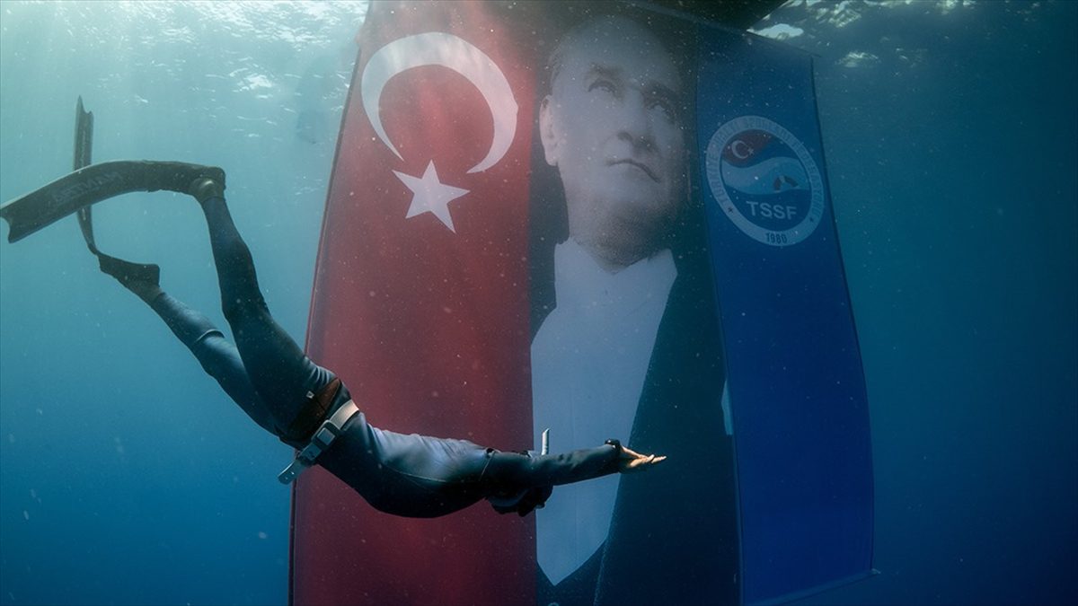 Türkiye Sualtı Sporları Federasyonu dalgıçları ile su altı belgesel yapımcısı