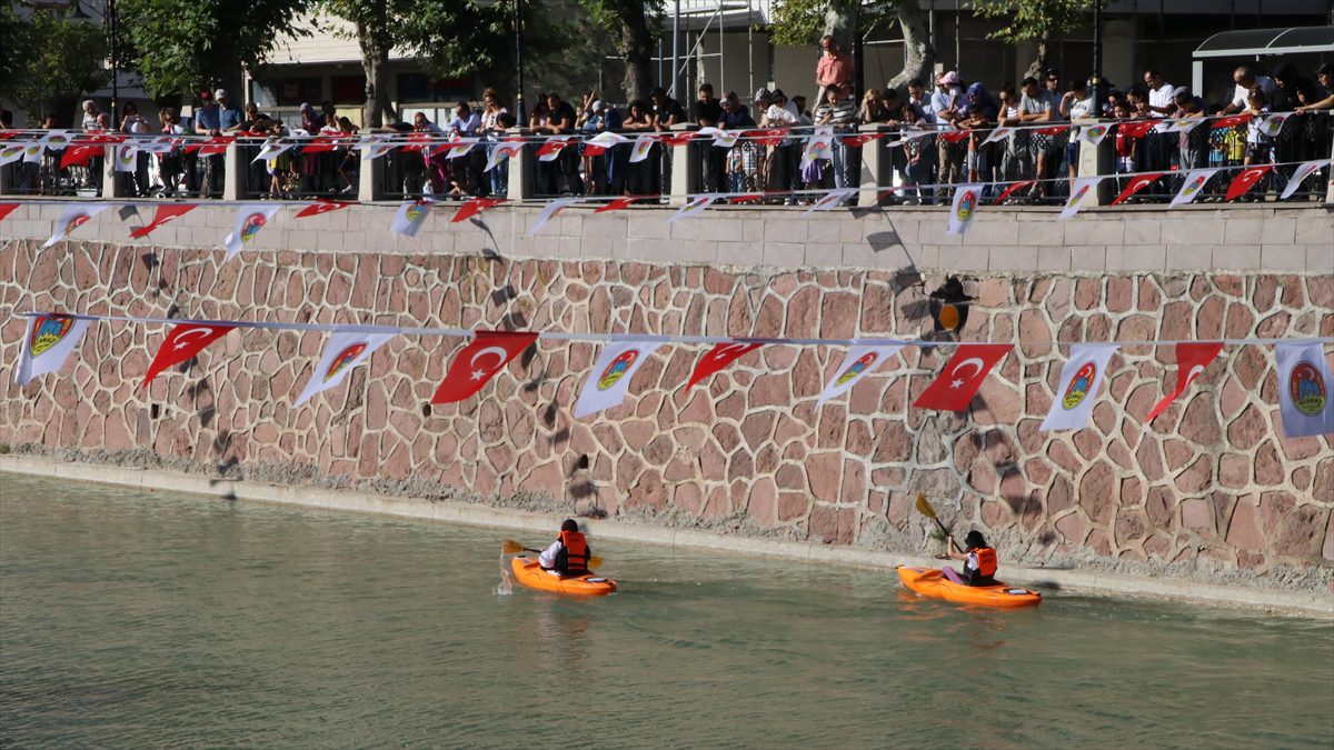 ÇANKIRI (AA) – Çankırı Belediyesince kent merkezinden geçen Tatlı Çay