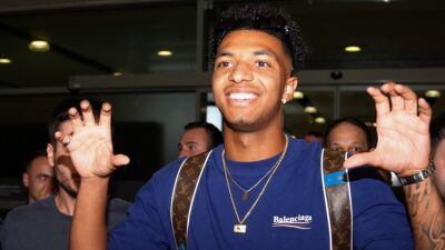 Beşiktaş'ın yeni transferi İtalyan orta saha oyuncusu Cher Ndour, siyah-beyazlı