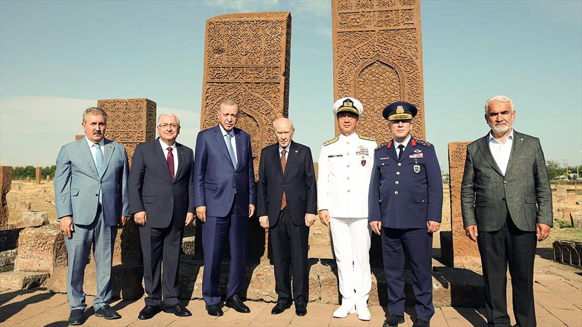 Cumhurbaşkanı Recep Tayyip Erdoğan, Bitlis'in Ahlat ilçesindeki Selçuklu mezarlığını ziyaret