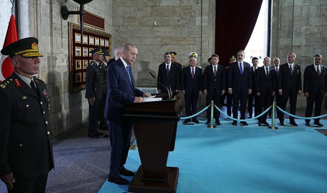 Anıtkabir özel defterini imzalayan Cumhurbaşkanı Erdoğan, "Coğrafyamızda sıcak çatışmaların ve