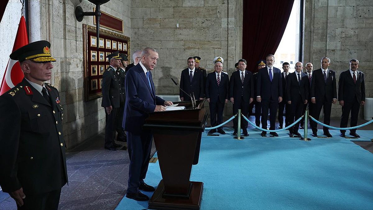 Anıtkabir özel defterini imzalayan Cumhurbaşkanı Erdoğan, "Coğrafyamızda sıcak çatışmaların ve