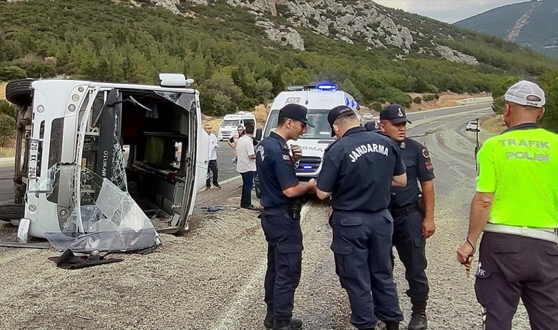 Denizli'nin Pamukkale ilçesinde, midibüsün devrilmesi sonucu 26 kişi yaralandı.
