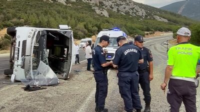 Denizli'nin Pamukkale ilçesinde, midibüsün devrilmesi sonucu 26 kişi yaralandı.