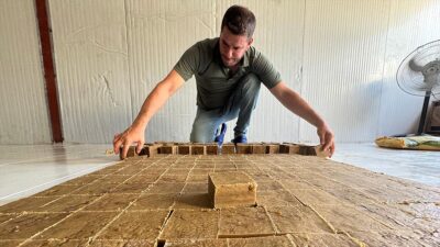 Depremlerde işletmelerinin yıkılmasının ardından yaralanan eşiyle Hatay'dan ayrılan 44 yaşındaki