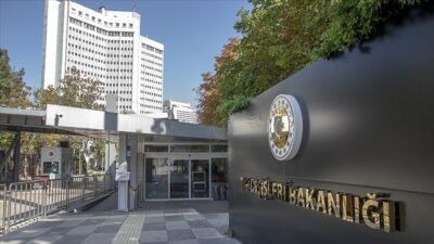Dışişleri Bakanlığı tarafından yapılan açıklamada, "Aralarında Bakanların da bulunduğu yüzlerce
