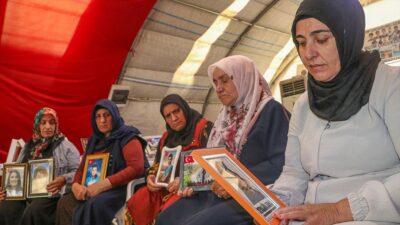 Dağa kaçırılan çocukları için eski HDP il binası önünde oturma