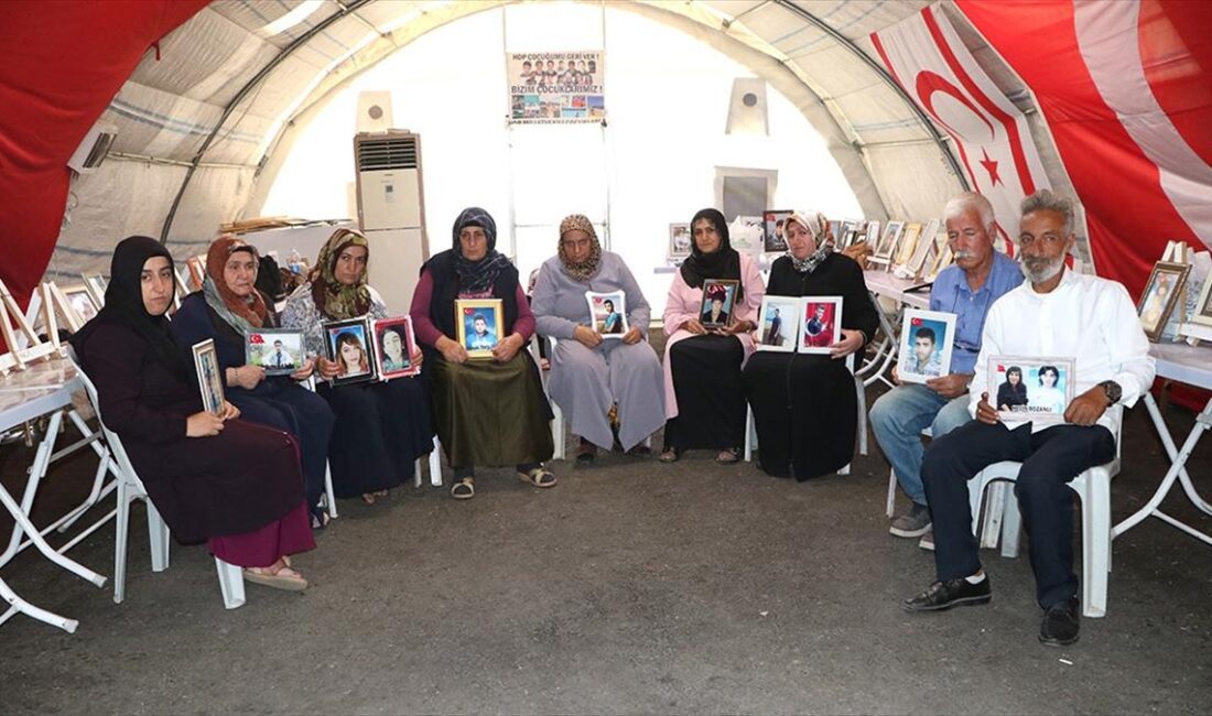 Dağa kaçırılan çocukları için eski HDP il binası önünde oturma