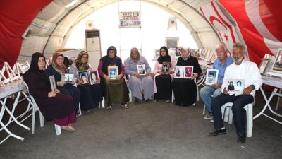 Dağa kaçırılan çocukları için eski HDP il binası önünde oturma