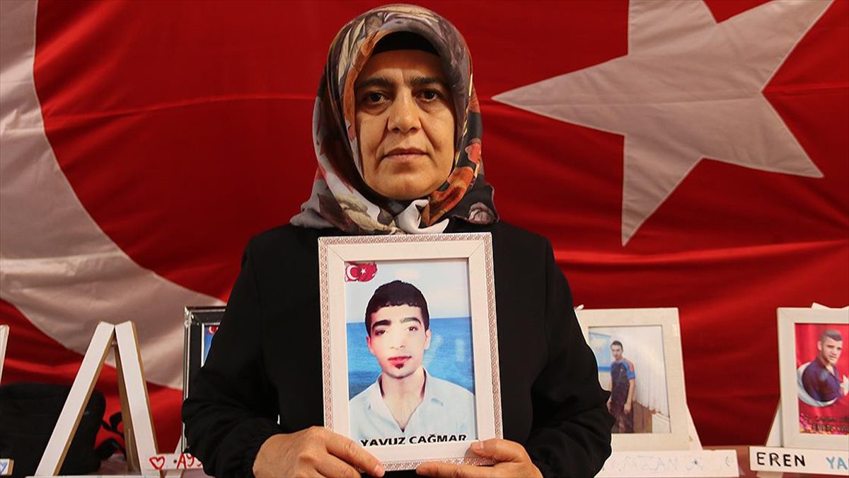 Dağa kaçırılan çocukları için eski HDP il binası önünde oturma