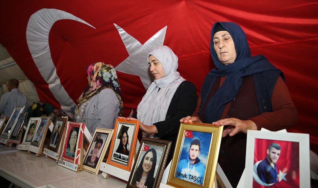 Dağa kaçırılan çocukları için eski HDP il binası önünde oturma