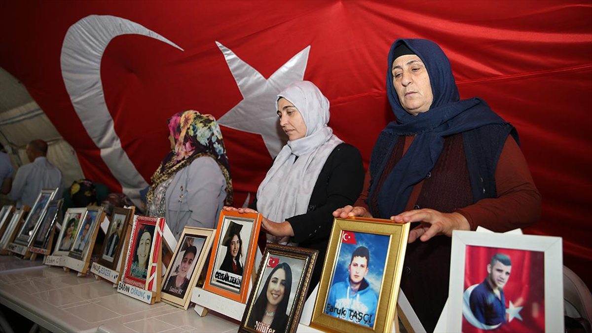 Dağa kaçırılan çocukları için eski HDP il binası önünde oturma