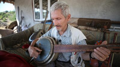 Çocukluğunda geçirdiği hastalık nedeniyle bir gözü görmeyen, sağ bacağı da
