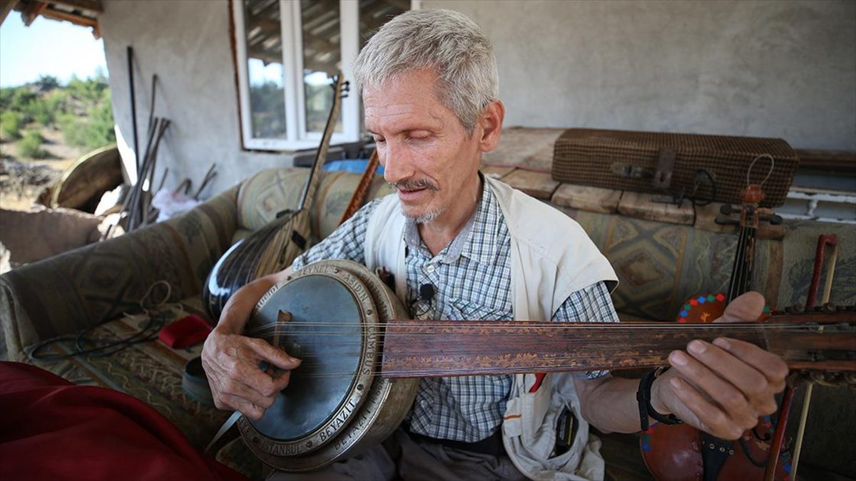 Çocukluğunda geçirdiği hastalık nedeniyle bir gözü görmeyen, sağ bacağı da
