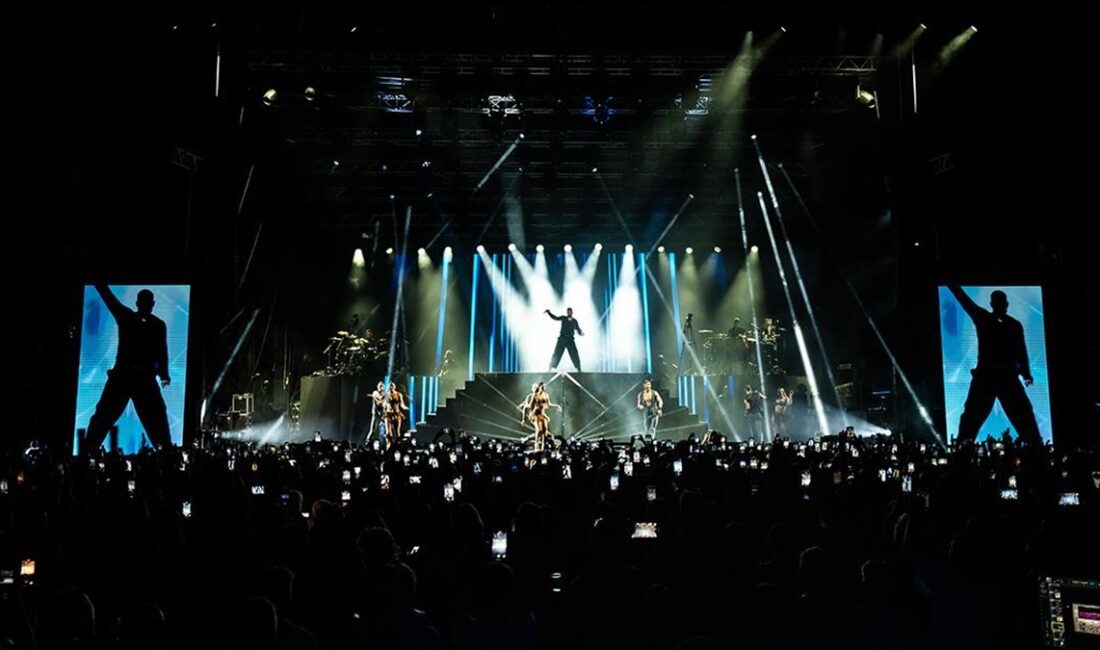 Dünyaca ünlü Porto Rikolu şarkıcı Ricky Martin, Antalya'da müzikseverlerle buluştu.