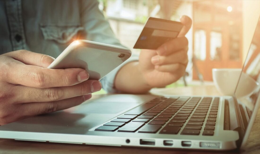 Okulların açılmasına günler kala hem onlinede hem de mağazalarda alışveriş