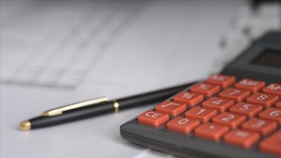 Ekonomide gözler bir yandan gerileme sürecine giren enflasyonla mücadele adımlarına,