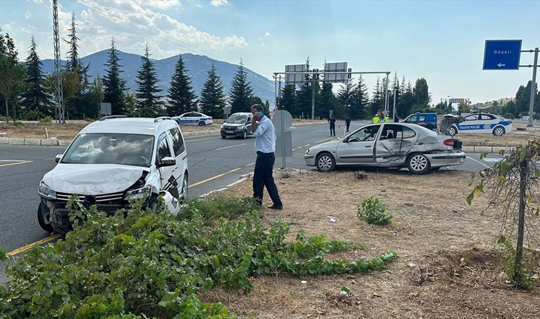 Elazığ'da hafif ticari araç ile otomobilin çarpışması sonucu 9 kişi