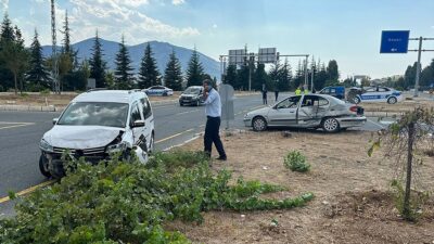 Elazığ'da hafif ticari araç ile otomobilin çarpışması sonucu 9 kişi