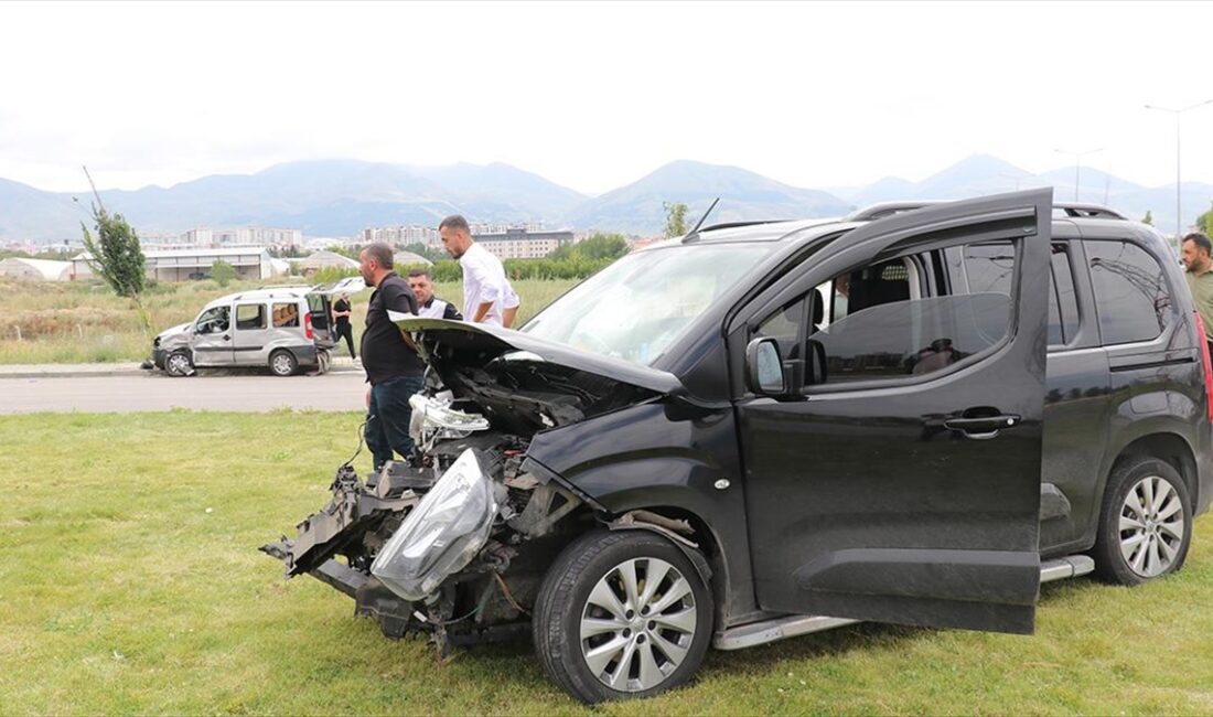 ERZURUM (AA) – Erzurum’da iki hafif ticari araç çarpıştı, 9