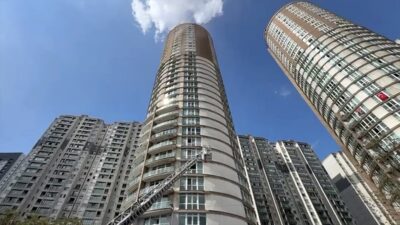 Esenyurt'ta 33 katlı binada çıkan yangın itfaiye ekiplerince söndürülürken binada