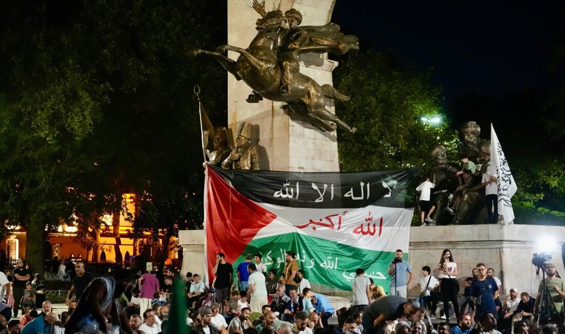 İSTANBUL (AA) – Saraçhane Parkı’nda toplanan grup, İsrail’in Filistin’e yönelik