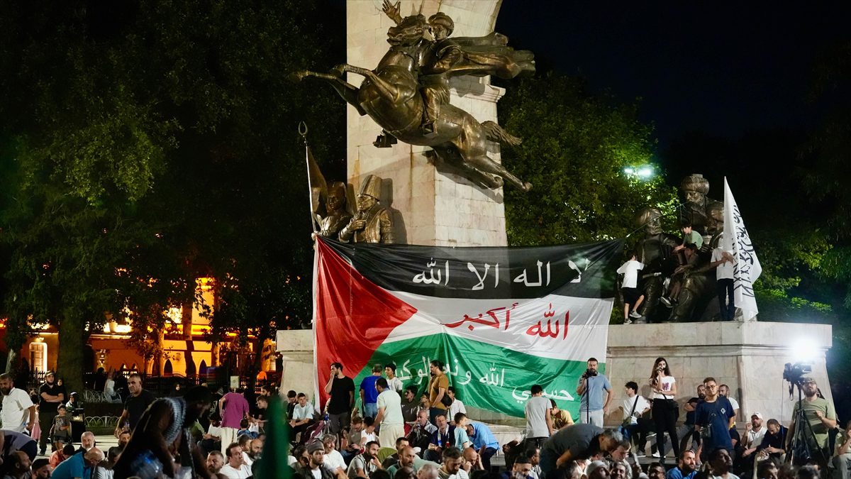 İSTANBUL (AA) – Saraçhane Parkı’nda toplanan grup, İsrail’in Filistin’e yönelik