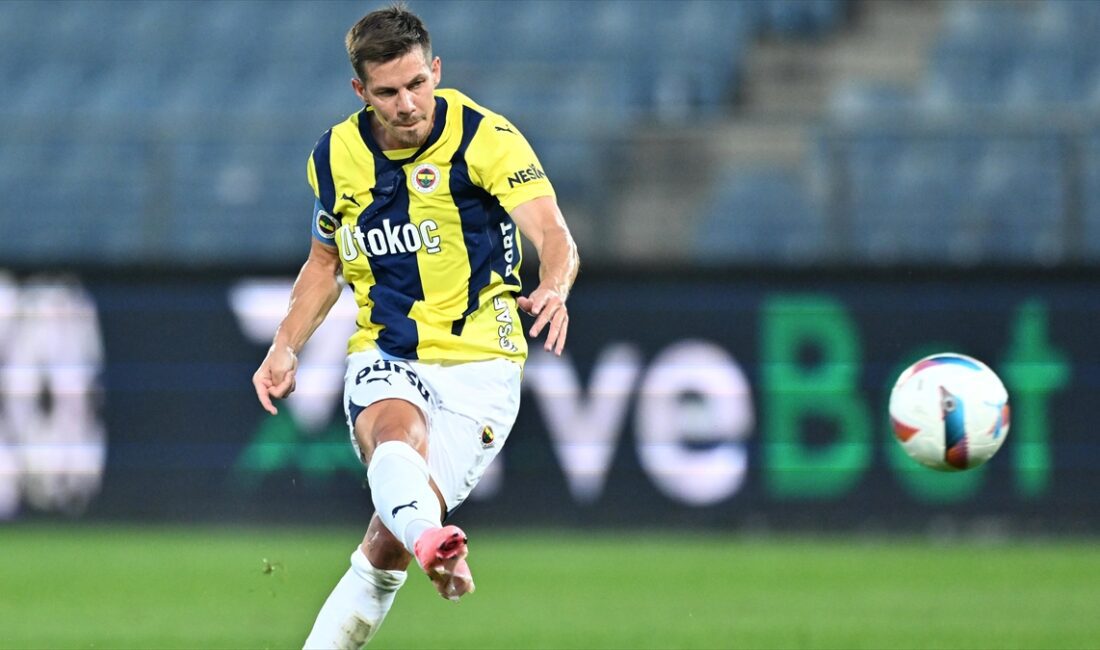 Fenerbahçe Kulübü, Sloven orta saha oyuncusu Miha Zajc'ın Fransa 1.