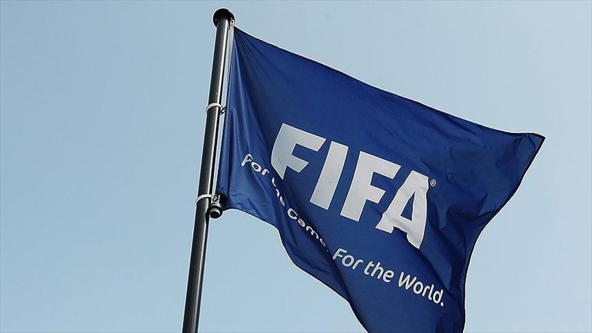 Uluslararası Futbol Federasyonları Birliği (FIFA) ırkçılığa maruz kalan futbolculara oyunu