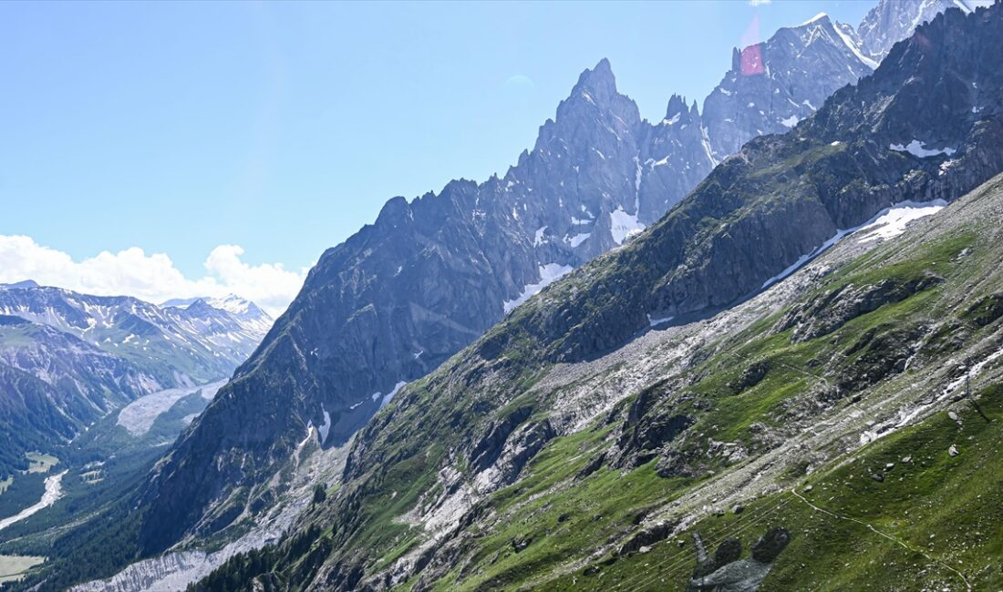Fransa'nın İtalya sınırında bulunan Mont Blanc'a tırmanan iki İspanyol dağcı,