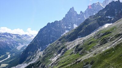 Fransa'nın İtalya sınırında bulunan Mont Blanc'a tırmanan iki İspanyol dağcı,