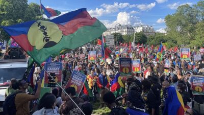 Fransız Polinezyası'nın hükümet başkanı Brotherson, ülkenin bir diğer kolonisi olan