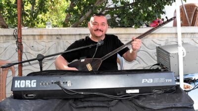 AKSARAY (AA) – Garsonluk yaparken çalmayı öğrendiği sazıyla şehir şehir
