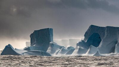 Uzmanlar, Antarktika'da girdaba kapılarak dönmeye başlayan dünyanın en büyük buz
