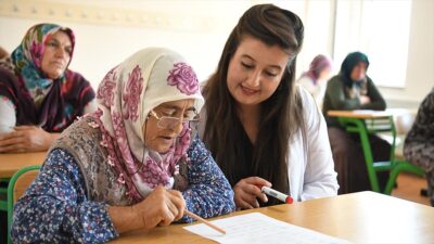 Malatya'nın Yeşilyurt ilçesinde yaşayan 71 yaşındaki Halime Karatoprak, gönüllü Türkçe