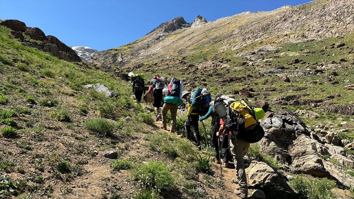 Hakkari'de, il dışından gelen dağcıların da aralarında bulunduğu 10 kişilik