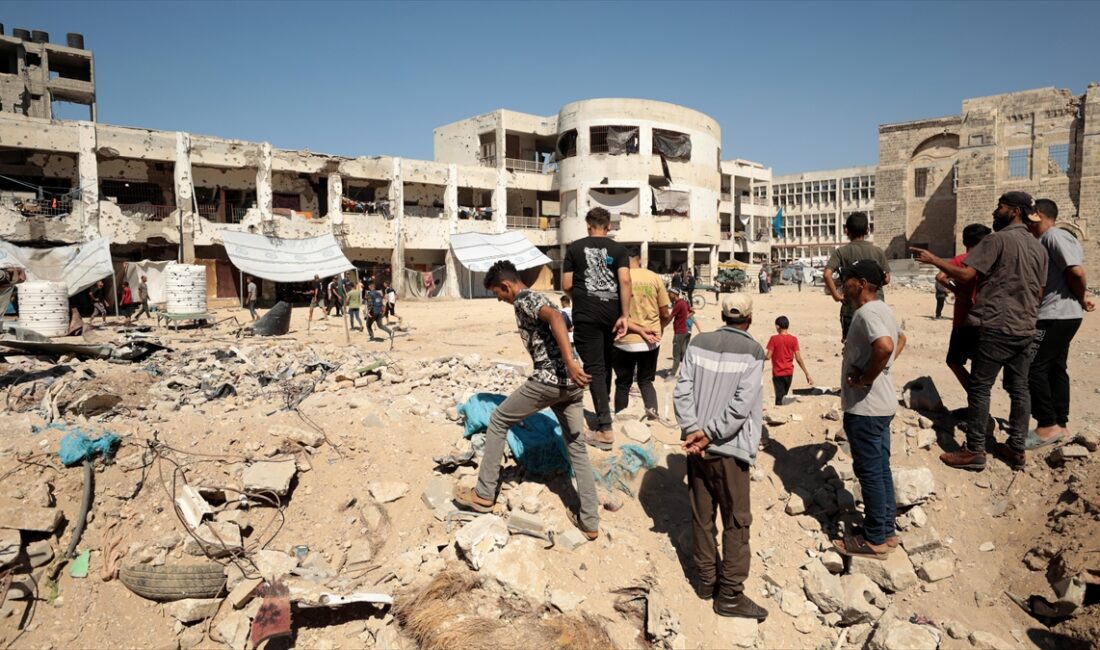 Hamas, İsrail savaş uçaklarının Gazze kentinde yerinden edilen Filistinlilerin sığındığı