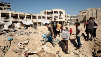 Hamas, İsrail savaş uçaklarının Gazze kentinde yerinden edilen Filistinlilerin sığındığı