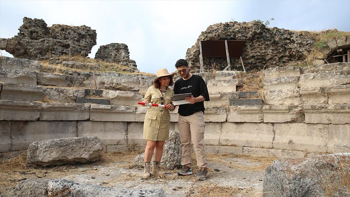 Hatay'ın Erzin ilçesindeki Epiphaneia Antik Kenti'nde devam eden arkeolojik çalışmalarda,