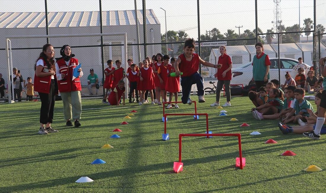 Hatay'da Türk Kızılayın başlattığı proje kapsamında atletizm eğitimi alan depremzede
