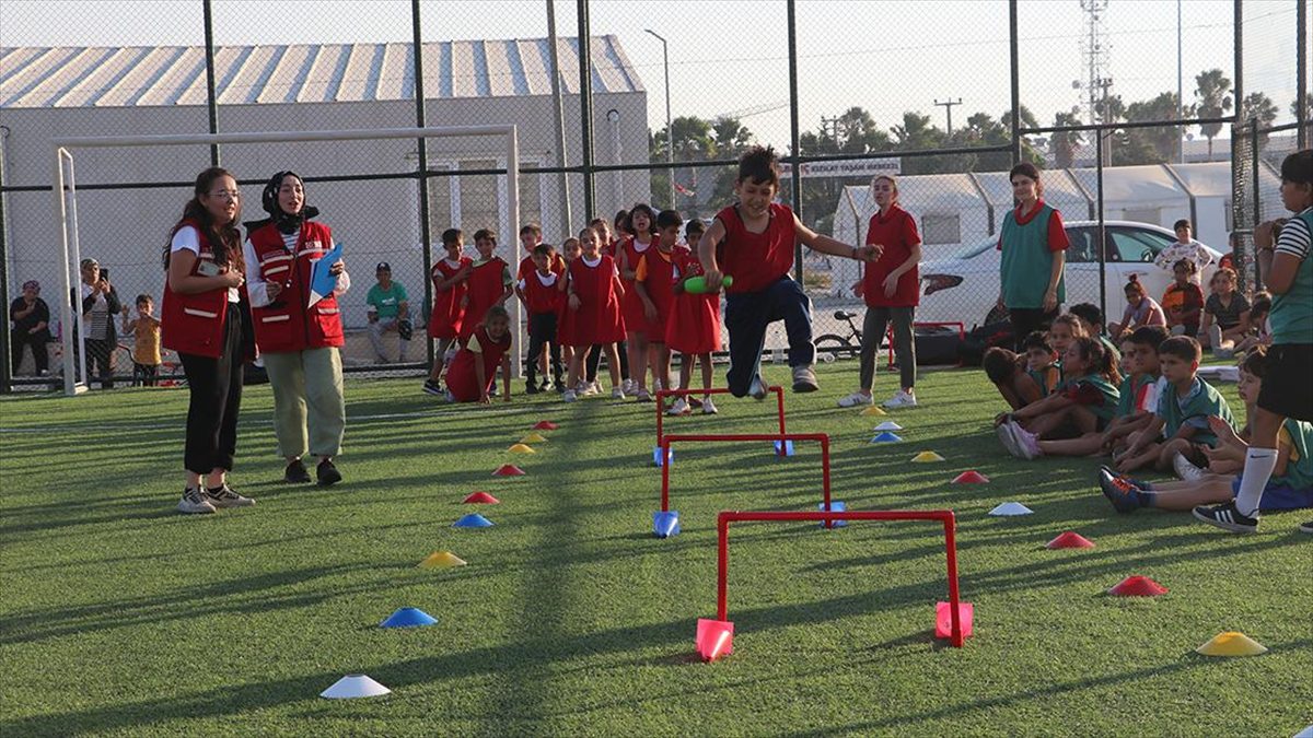 Hatay'da Türk Kızılayın başlattığı proje kapsamında atletizm eğitimi alan depremzede