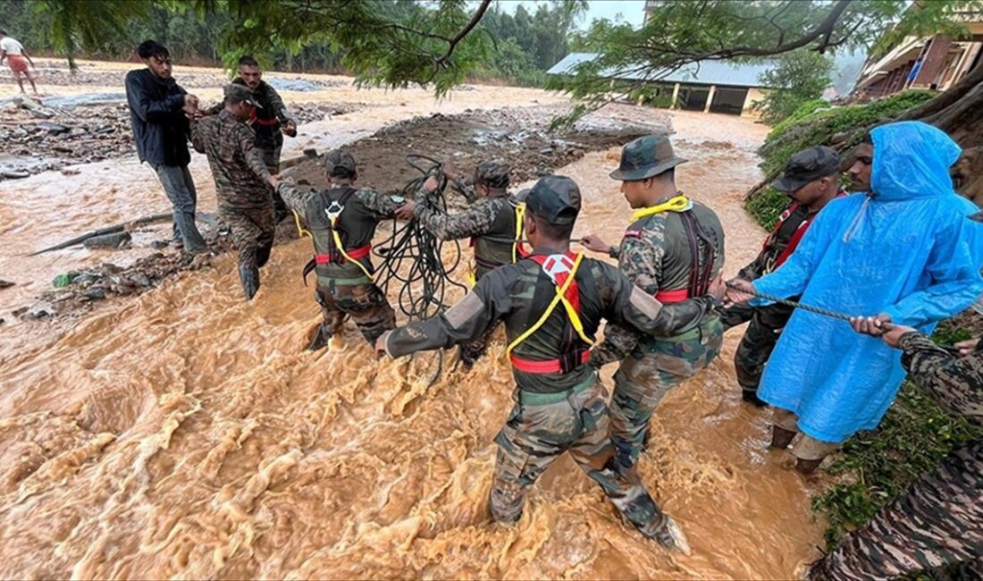 Hindistan'ın güneyindeki Kerala eyaletinde şiddetli yağışların yol açtığı toprak kaymalarının