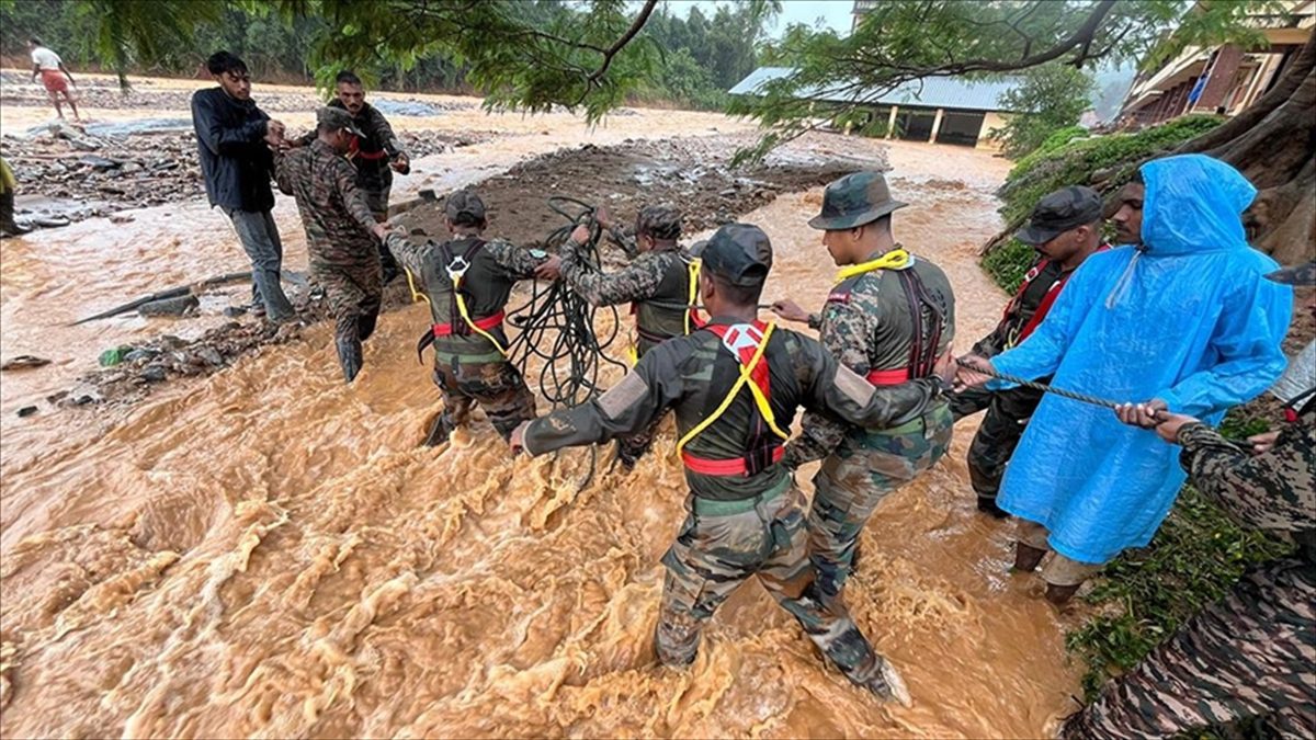 Hindistan'ın güneyindeki Kerala eyaletinde şiddetli yağışların yol açtığı toprak kaymalarının