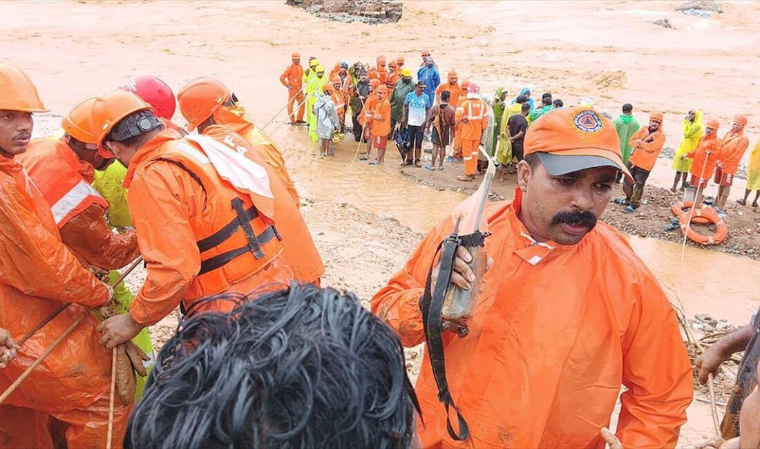Hindistan'ın güneyindeki Kerala eyaletinde şiddetli yağışların yol açtığı toprak kaymalarında