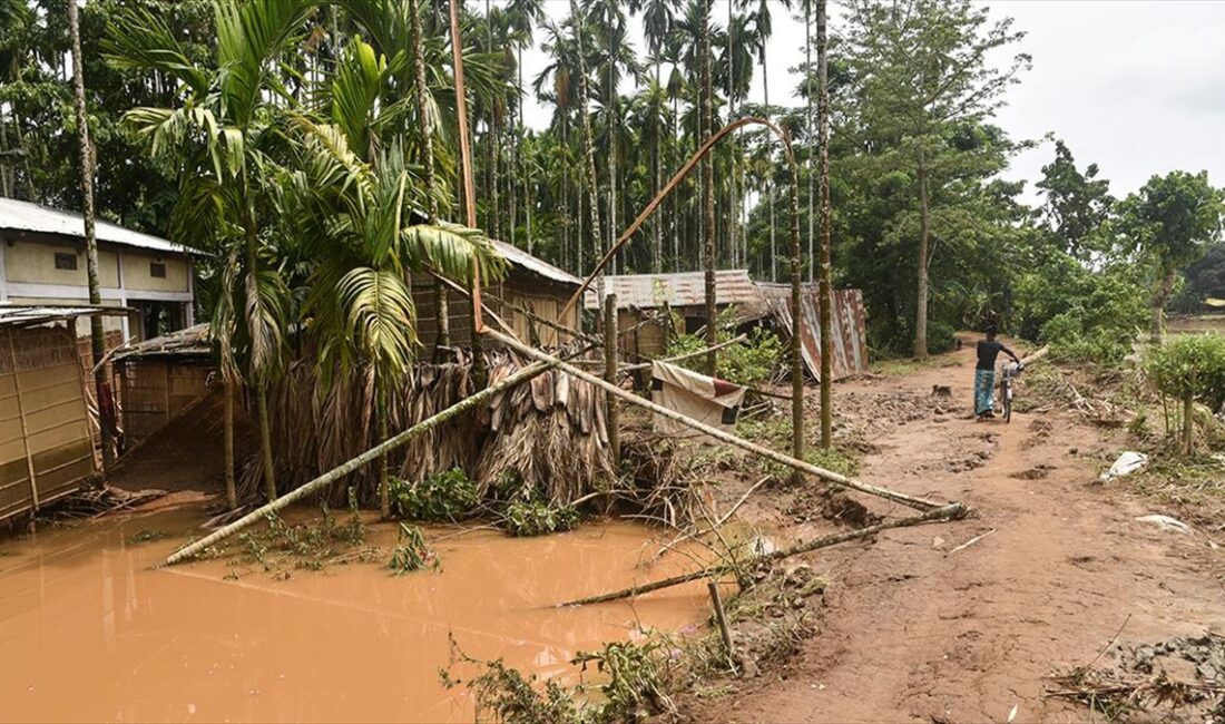 Hindistan'ın doğusundaki Tripura eyaletinde etkili muson yağmurlarının neden olduğu sel