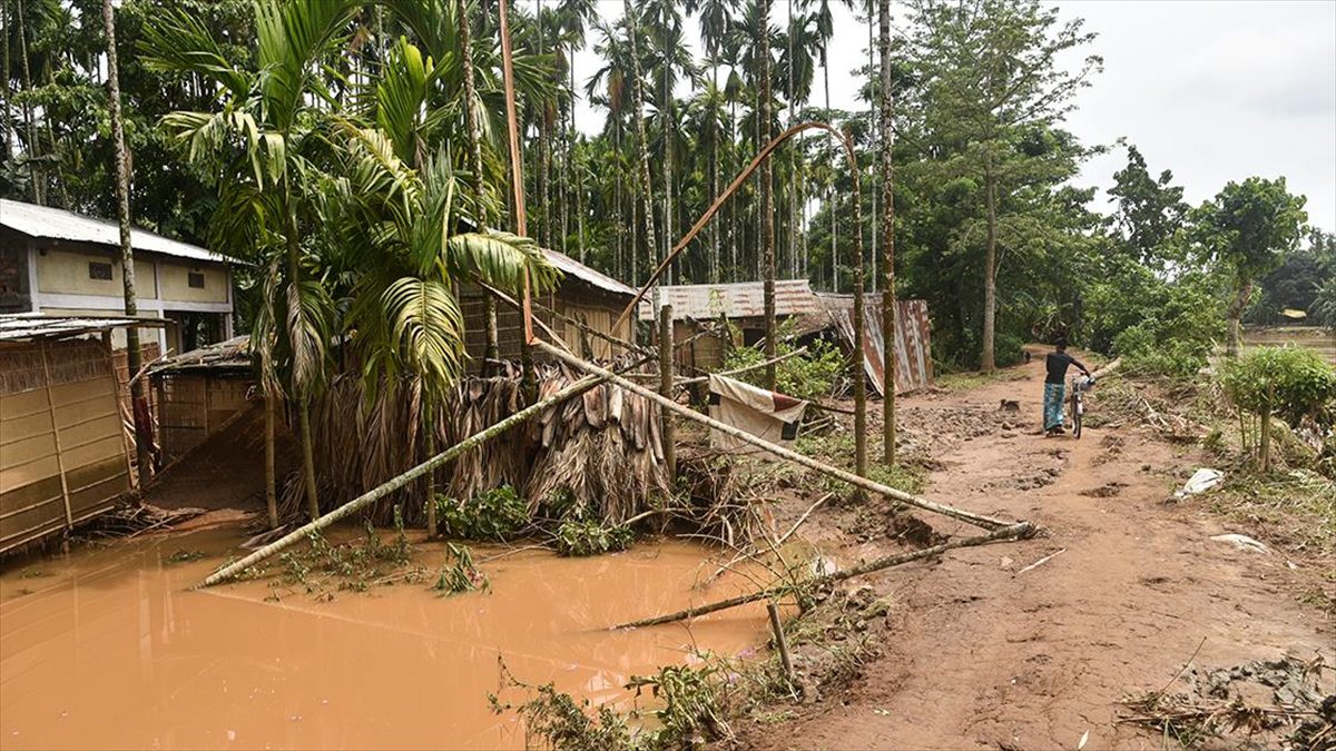 Hindistan'ın doğusundaki Tripura eyaletinde etkili muson yağmurlarının neden olduğu sel