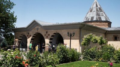 İnsanı merkezine alan felsefesi, dünyada adalet, dürüstlük, sevgi ve barışın