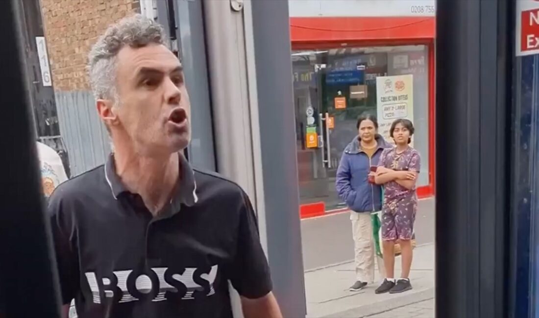 İngiltere'de bir kişinin otobüs şoförüne tükürüp Müslüman karşıtı hakaretler ettiği