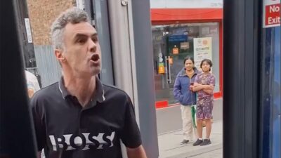 İngiltere'de bir kişinin otobüs şoförüne tükürüp Müslüman karşıtı hakaretler ettiği